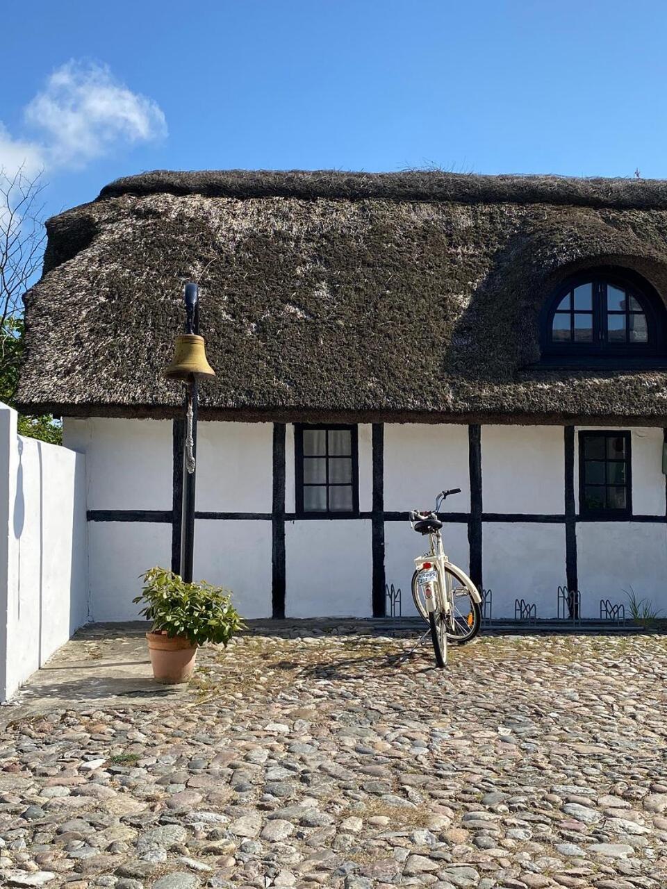Hotel Strandgaarden Vesterø Havn Exterior foto